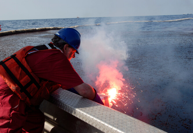 Jeden z postupů, jak likvidovat sesbíranou ropu z tankeru Exxon Valdez, bylo řízené spalování.