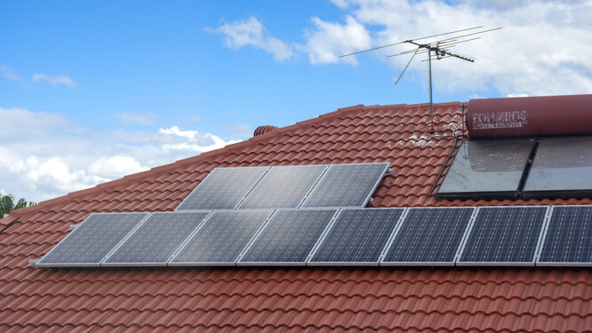 Podle údajů asociace využívá státní podporu fotovoltaice více než 25 000 domácností, drobných a středních podnikatelů, měst a obcí.