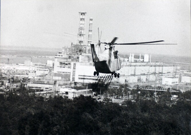 Vrtulník rozprašuje dekontaminační kapalinu, červen 1986.
