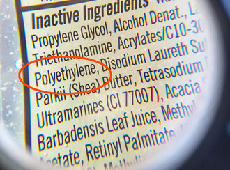 Už v roce 2014 zakázal kosmetiku s plastovými mikroperlemi stát Illinois na severu USA. Právě soustava Velkých jezer v Americe totiž patří mezi plastem významně znečištěné oblasti