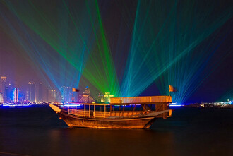 Laser show může být podobně působivá jako ohňostroj. Na snímku laser show v Kataru.