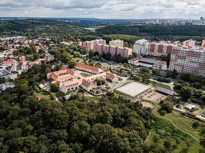 Toulcův dvůr, v pozadí panorama panelových domů.