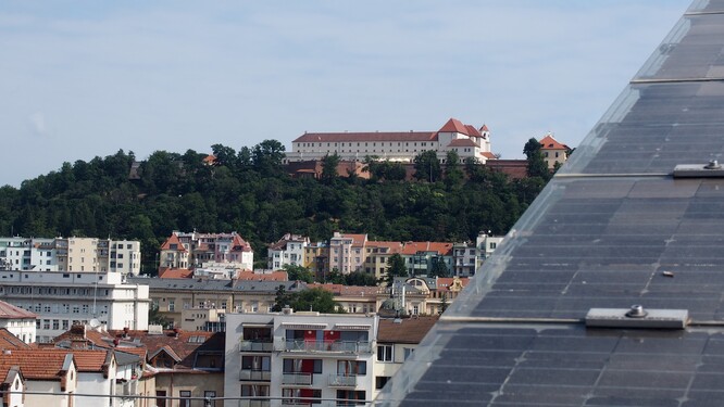 Solární elektrárna na střeše Pedagogické fakulty Masarykovy univerzity. Jelikož se budova nachází na okraji památkové zóny, na žádost památkové péče se snížoval úhel sklonu fotovoltaických panelů, aby rámová konstrukce působila méně rušivě. Svou roli v tom hrál i výhled z hradní pevnosti Špilberk.