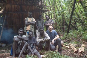 Výzkumný tým v horském lese v oblasti Mt. Kagalalo v jižní Bougainville, zcela vpravo dole vedoucí týmu Milan Janda.